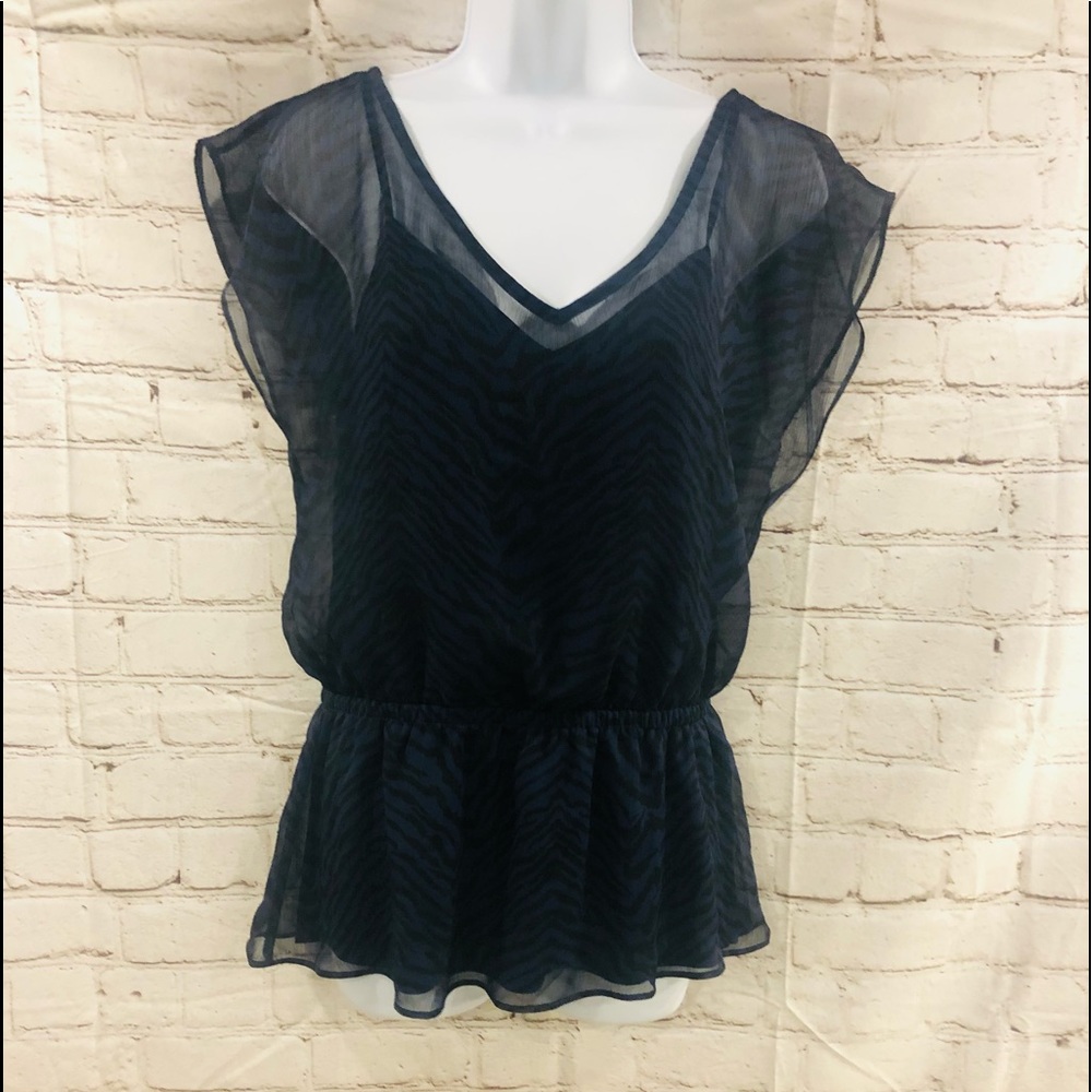 ❌SOLD❌❤️🔥Express❤️🔥Gorgeous Double V-Neck Blouse❤️🔥Measurements in P - Picture 2 of 14